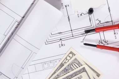 Elektrik bileşenleri, elektrik inşaat şemaları, iş aletleri ve dolar banknotları. Ev yapmayı ya da almayı planlama kavramı. Teknoloji