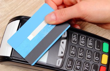 El kadının Nfc teknolojisi, ekonomi kavramı ile temassız kredi kartı ile ödeme