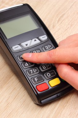 El ödeme terminal kullanarak kadın, kişisel kimlik numarasını girin