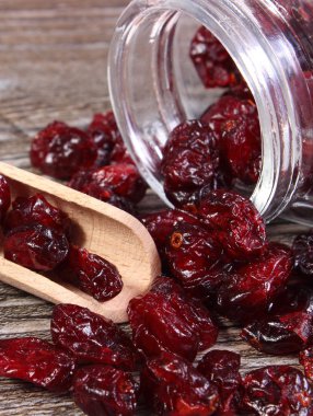 Ahşap masa üzerinde Cam Kavanoz dışarı dökülmesini kızılcık