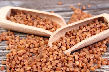 Karabuğday kabuğu çıkarılmış tane ahşap yüzey üzerinde kaşıkla yığını