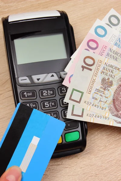 Polonya para birimi para ve kredi kartı ile ödeme arka planda, ekonomi kavramı terminal — Stok fotoğraf