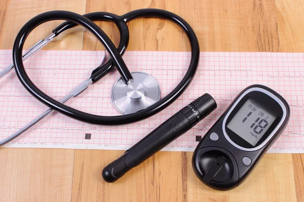 Glucometer with lancet device and stethoscope on electrocardiogram graph — Zdjęcie stockowe