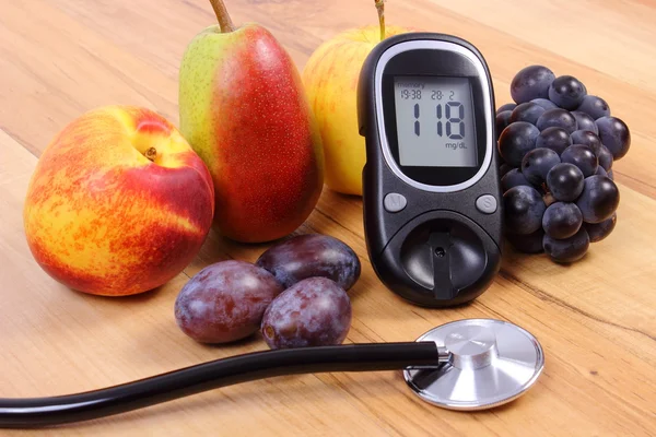 Medidor de glicose com estetoscópio médico e frutas frescas, estilo de vida saudável — Fotografia de Stock