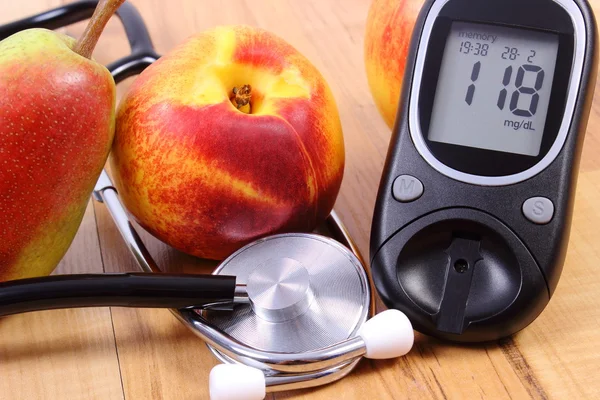 Medidor de glicose com estetoscópio médico e frutas frescas, estilo de vida saudável — Fotografia de Stock