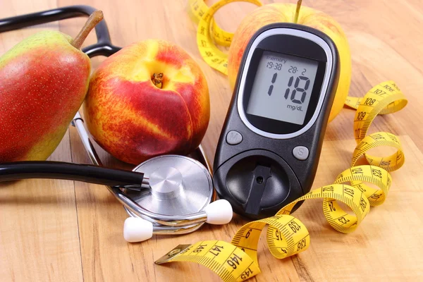 Medidor de glucosa con estetoscopio médico y frutas frescas, estilo de vida saludable — Foto de Stock