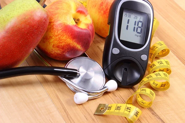 Glucose meter with medical stethoscope and fresh fruits, healthy lifestyle — 图库照片