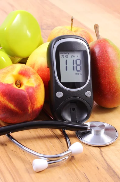 Glukometru z medyczny stetoskop, owoce i hantle za pomocą fitness — Zdjęcie stockowe