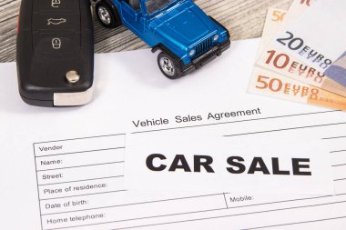 Küçük mavi oyuncak araba, siyah anahtar, euro banknotları ve araç satış anlaşması. Araba satışı. Satışlar ve yeni ya da kullanılmış araba alımları