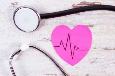 Kağıt kardiyogram çizgi ve ahşap arka plan, tıp ve sağlık kavramı stetoskop ile kalp