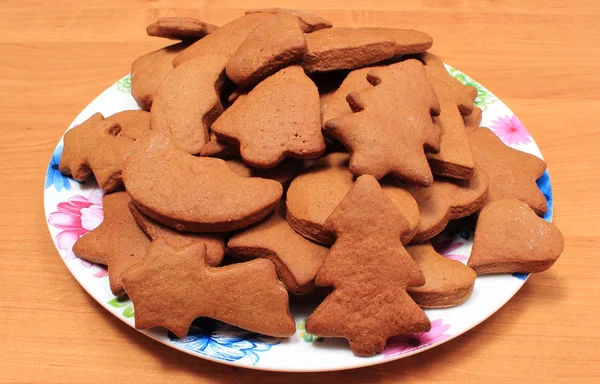 Galletas de Navidad caseras recién horneadas en el plato — Foto de Stock