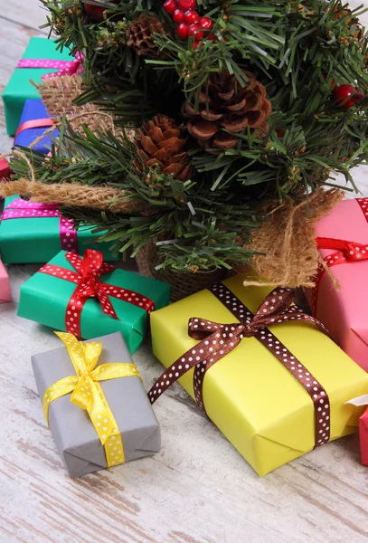 Regalos coloridos envueltos para Navidad con árbol de Navidad en tablón blanco viejo — Foto de Stock