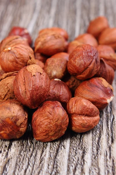 Heap of brown hazelnut on wooden table — Stock Photo, Image