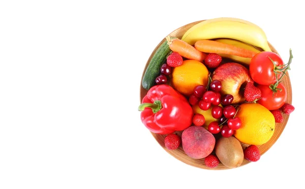 Buah-buahan dan sayuran segar di piring kayu — Stok Foto