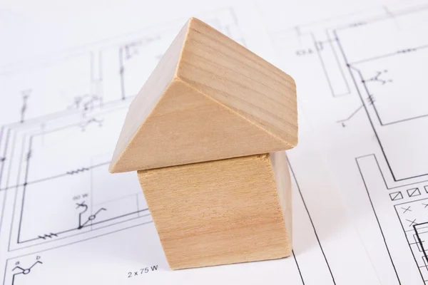 Maison de blocs de bois sur le dessin de construction de la maison, concept de maison de construction — Photo
