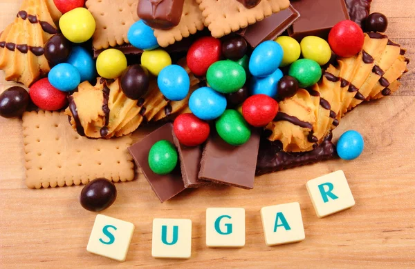 Egy csomó szó cukorral fa felület, egészségtelen élelmiszer édesség — Stock Fotó