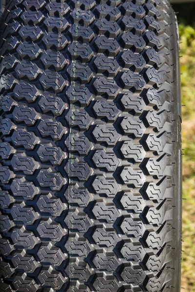 Kamyon, traktör ya da başka bir makinede kullanılan siyah lastikli bir tekerlek. Aracın parçası