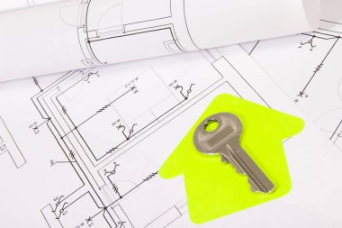 Elektrik tesisatının çizimi, ev ve anahtar şeklinde yeşil kağıt. Ev inşa etmek ya da satın almak. Teknoloji