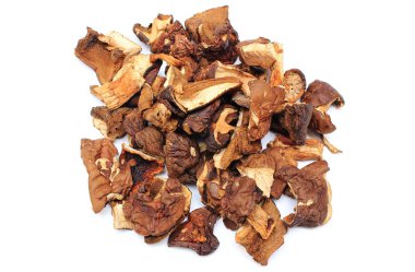 Beyaz arka planda kurumuş mantar yığını