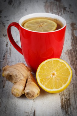 Taze limon, zencefil ve çay üzerinde ahşap masa, sağlıklı beslenme