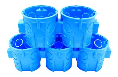 Beyaz zemin üzerine mavi elektrik kutuları yığını