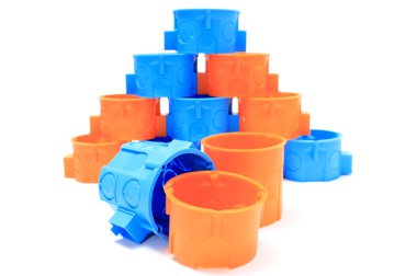 Beyaz zemin üzerine mavi ve turuncu elektrik kutuları