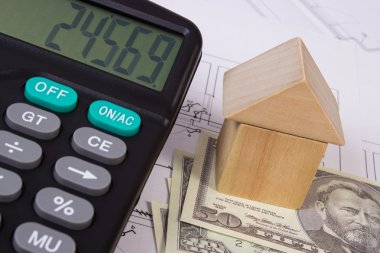 Ev ahşap bloklar ve para birimlerinin dolar çizim, ev kavramı bina inşaat hesap makinesiyle