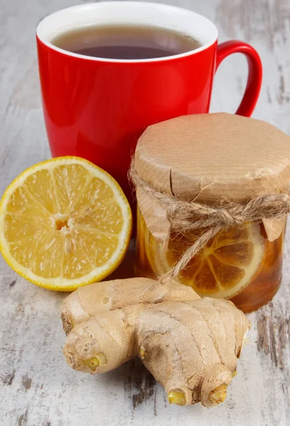 柠檬蜂蜜、 生姜和杯茶在木桌子上，健康营养 — 图库照片