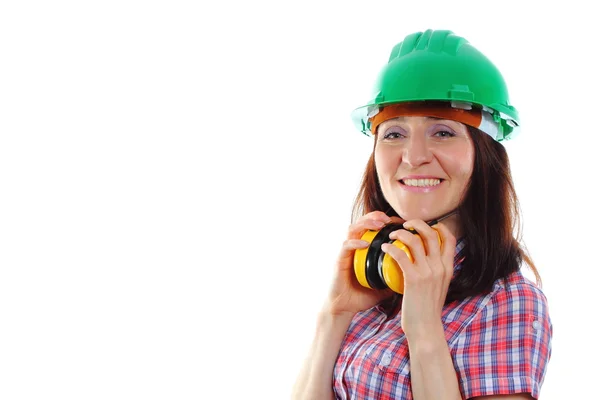 Mulher usando capacete protetor e fones de ouvido — Fotografia de Stock