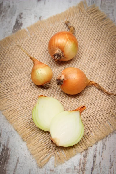 Frische Zwiebeln auf Jutescreme, gesunde Ernährung und Stärkung der Immunität — Stockfoto