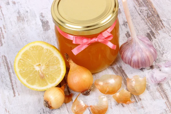 Honey in glass jar, onion, lemon and garlic, healthy nutrition and strengthening immunity — ストック写真