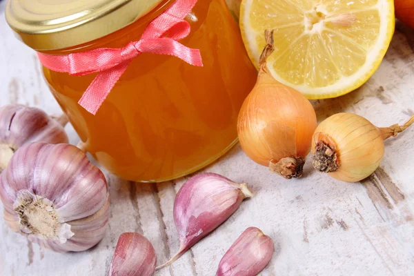 Honey in glass jar, onion, lemon and garlic, healthy nutrition and strengthening immunity — ストック写真