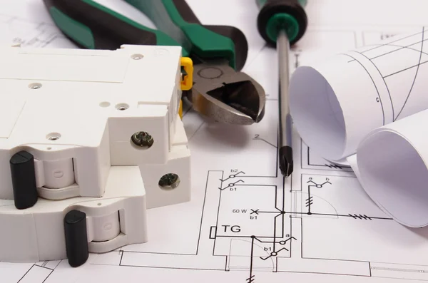 Ferramentas de trabalho, fusível elétrico e rolos de diagramas no desenho de construção de casa — Fotografia de Stock