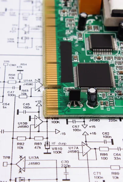 Tablero de circuito impreso que miente en el diagrama de la electrónica, tecnología — Foto de Stock