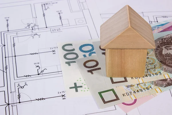 Casa de bloques de madera y moneda de pulido en el dibujo de construcción, concepto de casa de construcción — Foto de Stock
