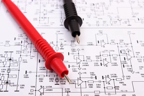 Elektronik Baskılı devre kartı ve multimetre kablo diyagramı — Stok fotoğraf