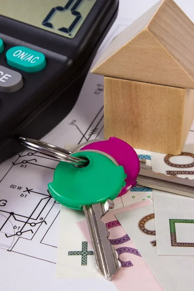 Casa de bloques de madera y dinero pulido con calculadora en dibujo de construcción, concepto de casa de construcción — Foto de Stock