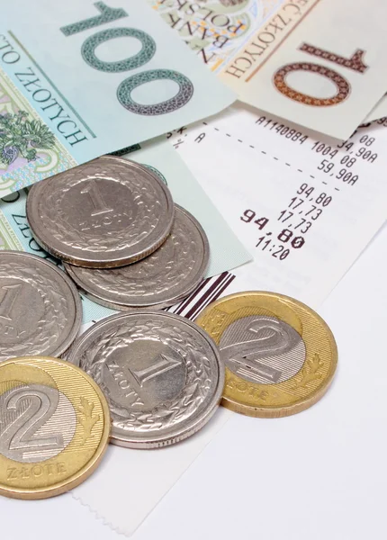 Peníze a mince s příjemkou na bílém pozadí — Stock fotografie