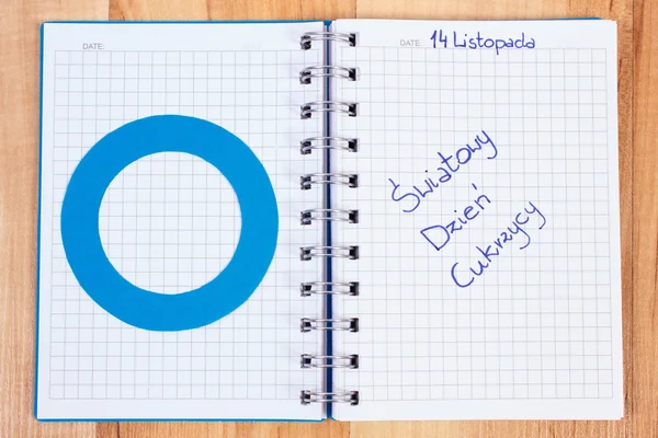 在笔记本和蓝色圆圈，象征着糖尿病波兰题词世界糖尿病日 — 图库照片