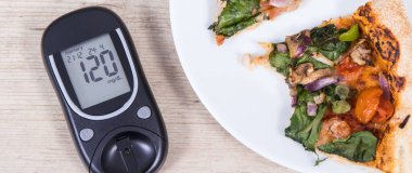 Glukometre, ölçüm şeker seviyesi ve taze pişmiş vejetaryen pizzanın sonucu. Diyabet konsepti sırasında besin