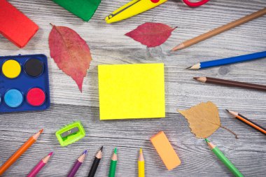 Öğrenmek için farklı renkte okul malzemeleri kullanılıyor. Yaratıcılığın gelişimi ve okul konseptine geri dönüş