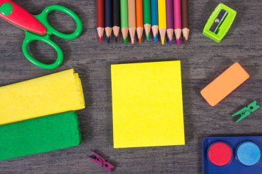 Değişik renkli kırtasiye malzemeleri ve okul malzemeleri. Öğrenmek, çizmek, yazmak, yaratıcılığı geliştirmek. Çocukların motor becerileri