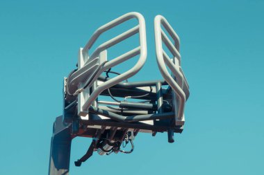 Hasır balyaları taşımak için kullanılan tarımsal yükleyici makine. Hidrolik ve pnömatik mekanizma. Teknoloji