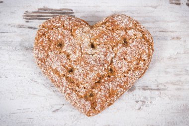 Tam tahıllı undan pişirilmiş kalp şeklinde bir parça ekmek.