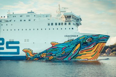 Swinoujscie, Batı Pomeranya - 15 Temmuz 2022: Gündoğumunda Swinoujscie limanına giden Krakovia feribotunu izleyin. Yolcuları ve arabaları taşı