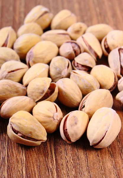 Pistachio nuts on wooden table, healthy eating — Stock Photo, Image