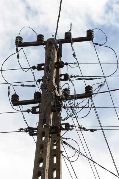 Vieux poteau électrique en bois et ciel nuageux — Photo