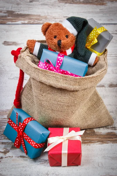 Medvídek s barevnými dárky k Vánocům či jiné oslavy — Stock fotografie