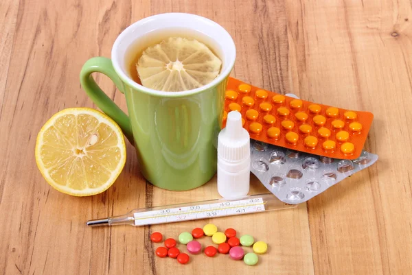 丸、 滴鼻剂和热柠檬茶感冒，治疗流感和流鼻涕 — 图库照片