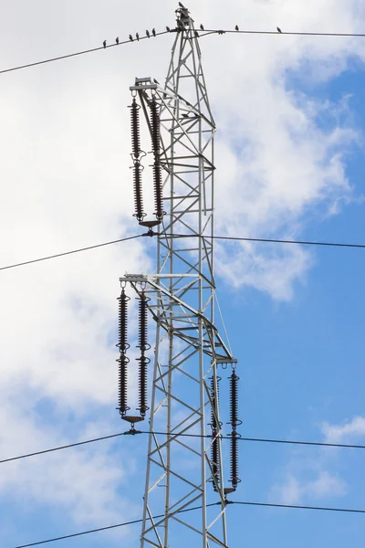 Poteau électrique haute tension avec fils, technologie — Photo